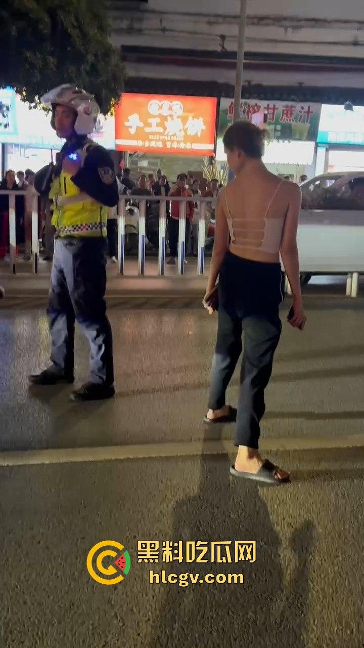 桂林阳朔一女子大马路上失恋大吼！公交车都不敢过，真把自己当西街美景展示了？  第8张