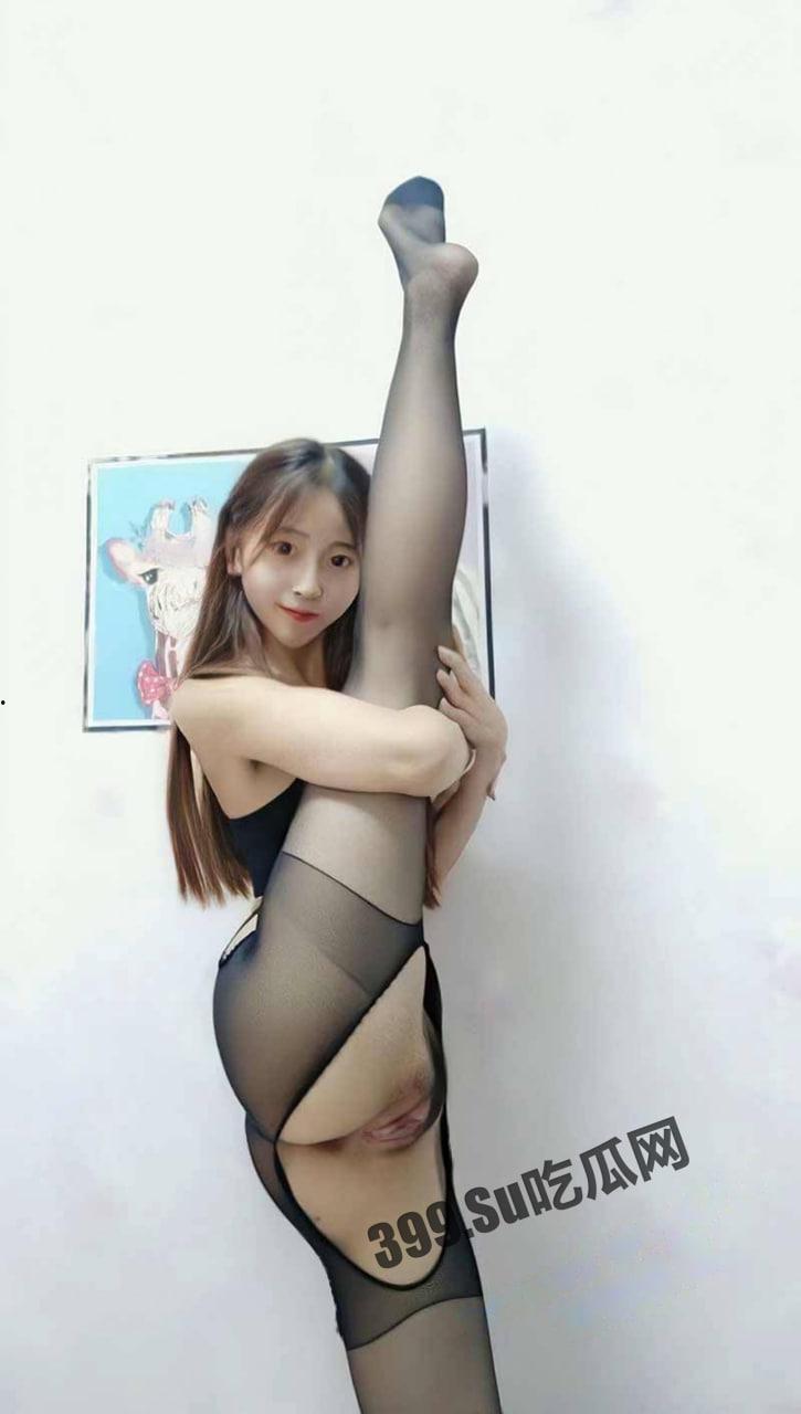 快手 21W 粉丝一字马女神「奥利圆妹」极品翘臀气质小美眉自慰裸舞合集  第4张