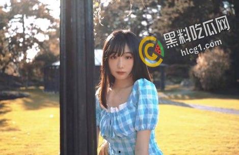 在街上偶遇的清纯小女生是我喜欢的款 撞着胆子要了微信 聊熟后发全裸自拍勾引我  第1张