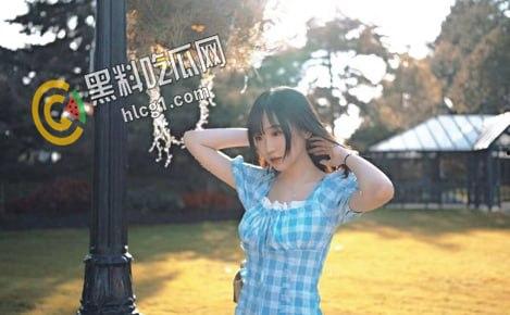 在街上偶遇的清纯小女生是我喜欢的款 撞着胆子要了微信 聊熟后发全裸自拍勾引我  第2张