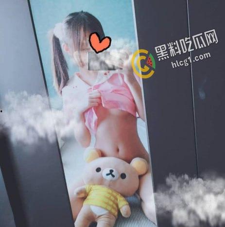 在街上偶遇的清纯小女生是我喜欢的款 撞着胆子要了微信 聊熟后发全裸自拍勾引我  第4张