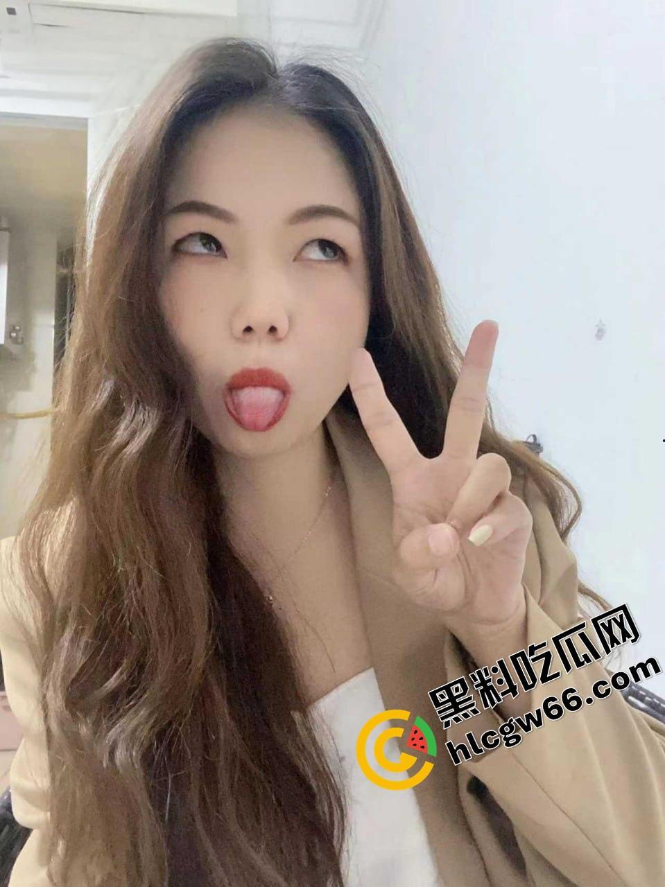 东莞老阿姨【吴方情】整成精致人皮娃娃只为金主赏脸，黑逼自拍跪地求曝光只想被弟弟狠狠操烂！  第1张