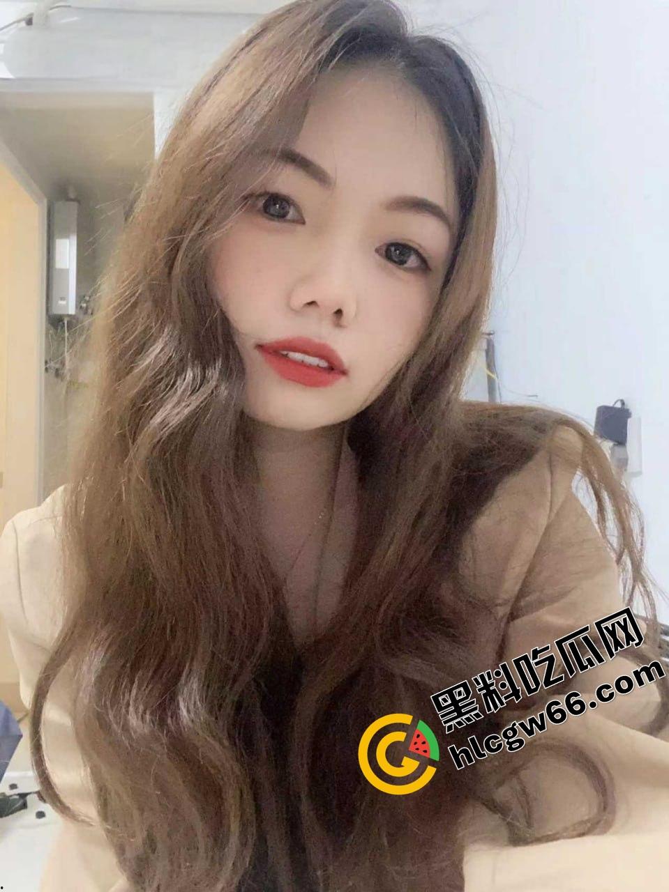 东莞老阿姨【吴方情】整成精致人皮娃娃只为金主赏脸，黑逼自拍跪地求曝光只想被弟弟狠狠操烂！  第2张