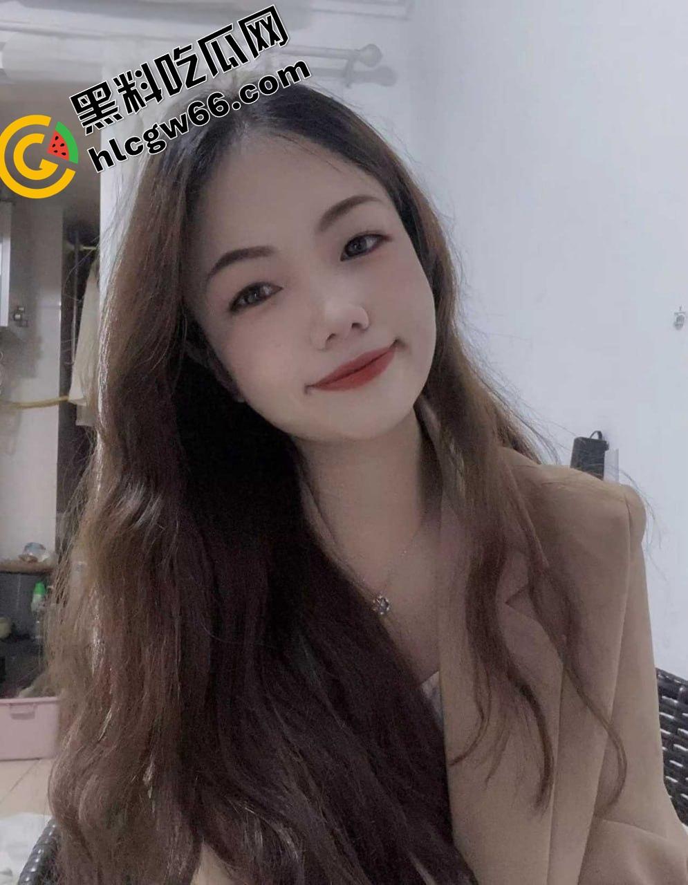 东莞老阿姨【吴方情】整成精致人皮娃娃只为金主赏脸，黑逼自拍跪地求曝光只想被弟弟狠狠操烂！  第3张