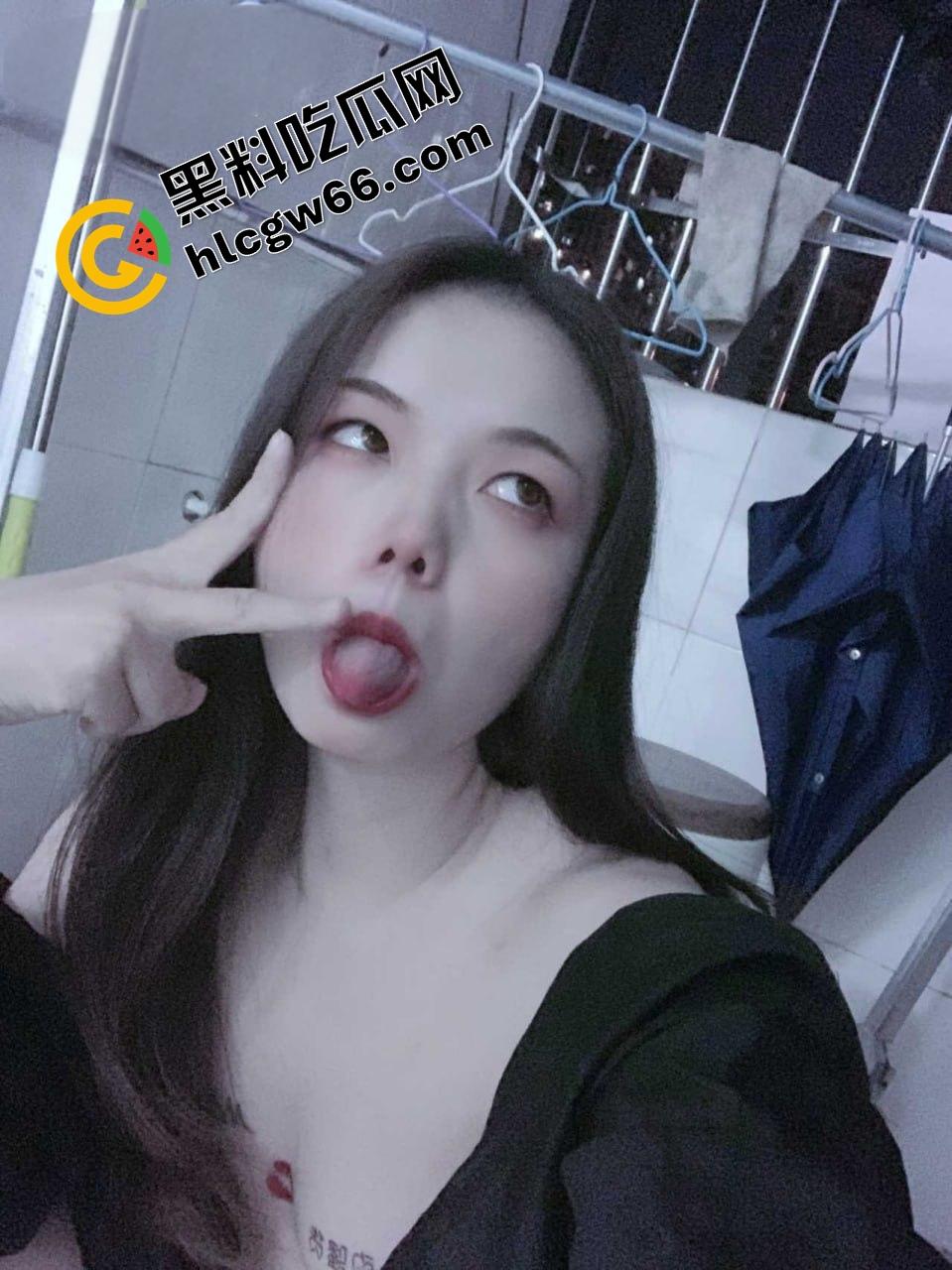 东莞老阿姨【吴方情】整成精致人皮娃娃只为金主赏脸，黑逼自拍跪地求曝光只想被弟弟狠狠操烂！  第5张