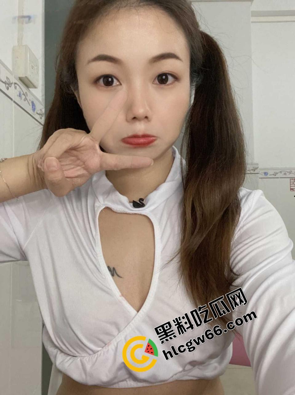 东莞老阿姨【吴方情】整成精致人皮娃娃只为金主赏脸，黑逼自拍跪地求曝光只想被弟弟狠狠操烂！  第6张