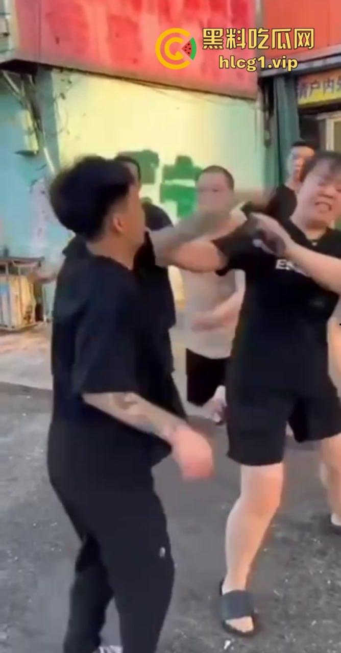 抖音网红【王天缘】青岛砸车 以一敌三事件持续升级!王天缘录制视频声称找斩虎陪葬! 第6张 抖音网红【王天缘】青岛砸车 以一敌三事件持续升级!王天缘录制视频声称找斩虎陪葬! 第6张