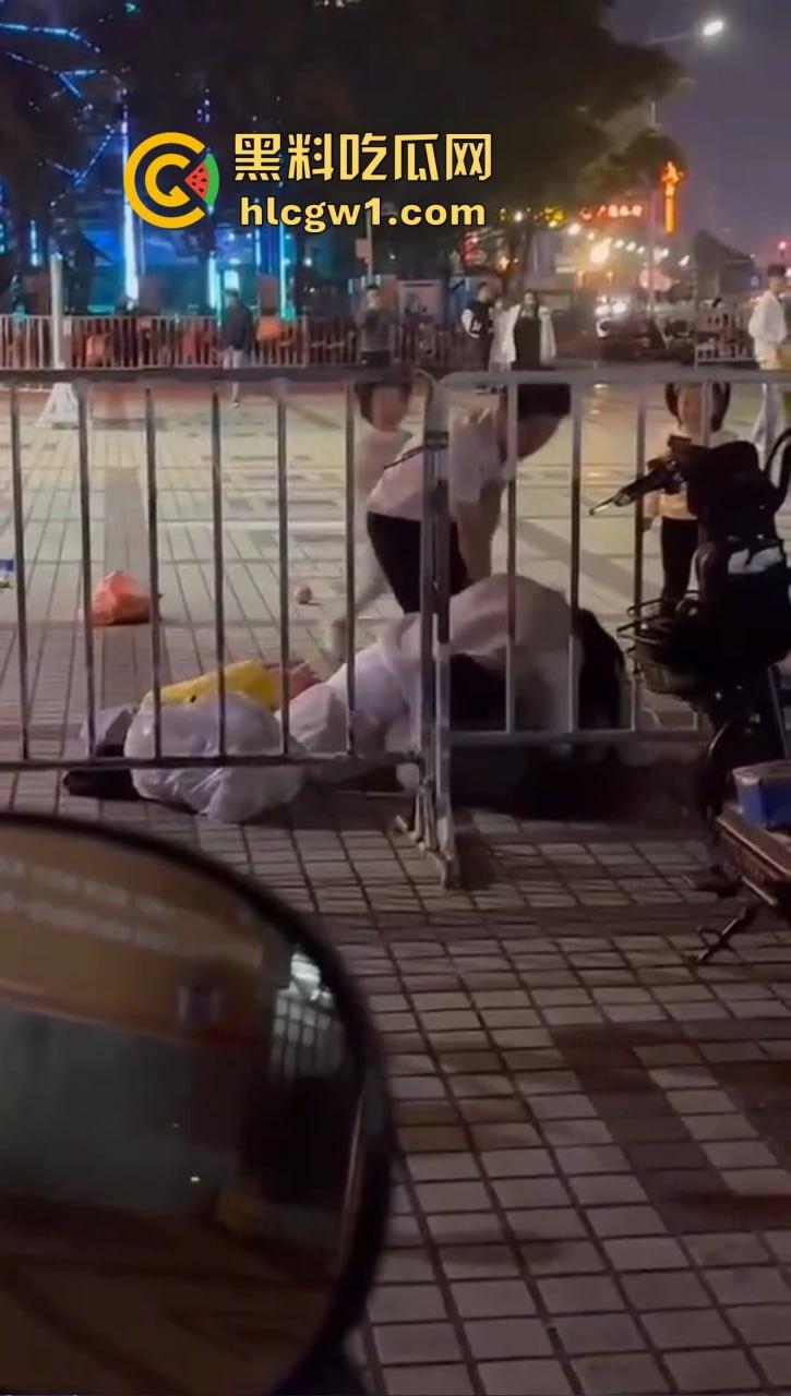 商丘街头闺蜜大撕逼！两个骚妇当街互扇，原来是照顾闺蜜老公照顾上床了！  第1张