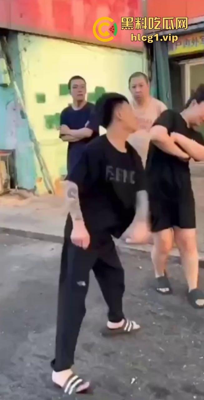 抖音网红【王天缘】青岛砸车 以一敌三事件持续升级!王天缘录制视频声称找斩虎陪葬! 第7张 抖音网红【王天缘】青岛砸车 以一敌三事件持续升级!王天缘录制视频声称找斩虎陪葬! 第7张