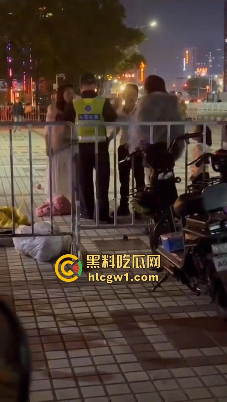 商丘街头闺蜜大撕逼！两个骚妇当街互扇，原来是照顾闺蜜老公照顾上床了！  第2张