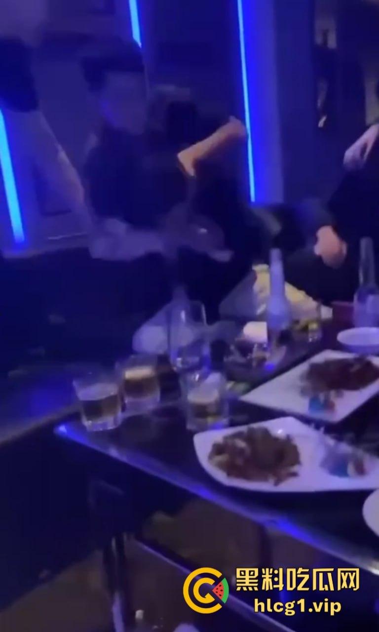 抖音网红【王天缘】青岛砸车 以一敌三事件持续升级!王天缘录制视频声称找斩虎陪葬! 第8张 抖音网红【王天缘】青岛砸车 以一敌三事件持续升级!王天缘录制视频声称找斩虎陪葬! 第8张