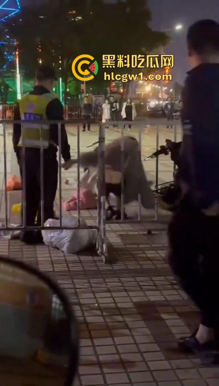 商丘街头闺蜜大撕逼！两个骚妇当街互扇，原来是照顾闺蜜老公照顾上床了！  第3张