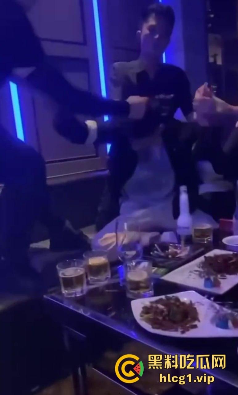 抖音网红【王天缘】青岛砸车 以一敌三事件持续升级!王天缘录制视频声称找斩虎陪葬! 第9张 抖音网红【王天缘】青岛砸车 以一敌三事件持续升级!王天缘录制视频声称找斩虎陪葬! 第9张