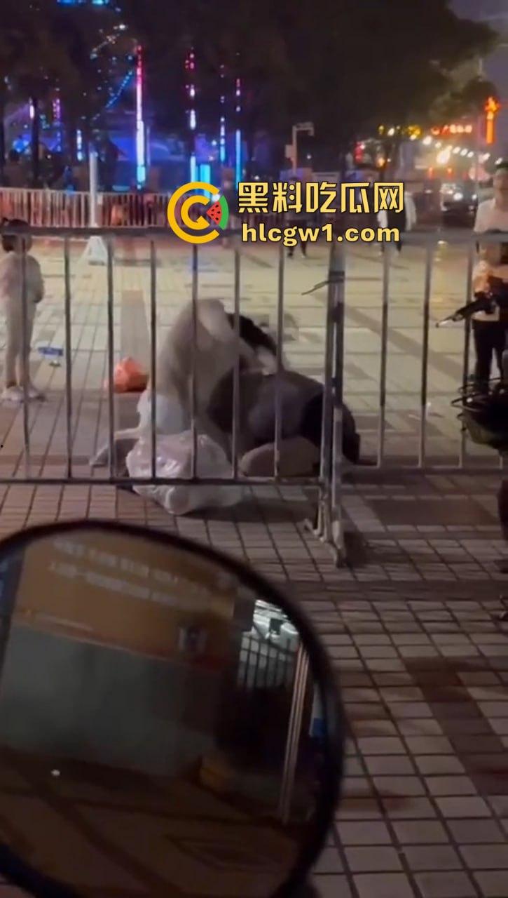 商丘街头闺蜜大撕逼！两个骚妇当街互扇，原来是照顾闺蜜老公照顾上床了！  第4张