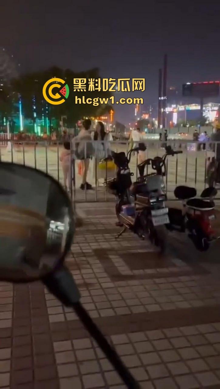 商丘街头闺蜜大撕逼！两个骚妇当街互扇，原来是照顾闺蜜老公照顾上床了！  第5张