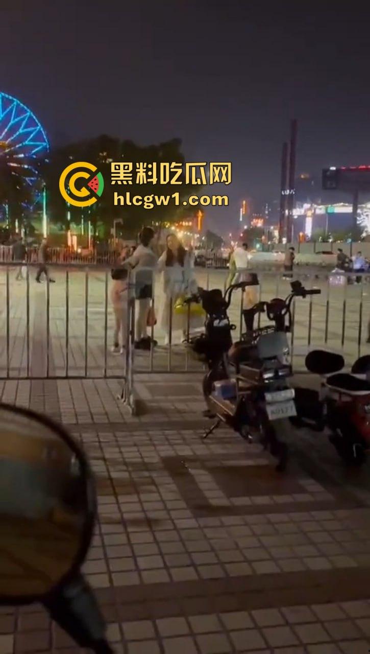 商丘街头闺蜜大撕逼！两个骚妇当街互扇，原来是照顾闺蜜老公照顾上床了！  第6张