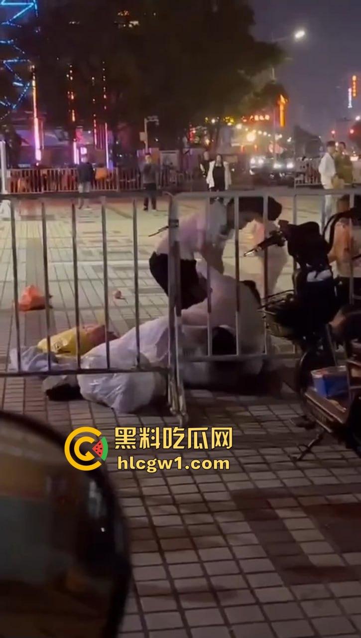 商丘街头闺蜜大撕逼！两个骚妇当街互扇，原来是照顾闺蜜老公照顾上床了！  第8张