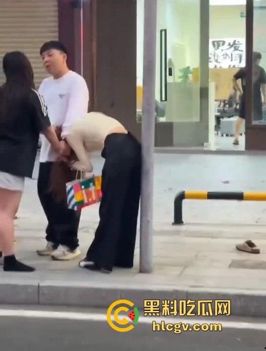 珠海男子带小三购物被原配抓包!小三有身材,原配有火气,抓头发骂得那叫一个狠! 第1张 珠海男子带小三购物被原配抓包!小三有身材,原配有火气,抓头发骂得那叫一个狠! 第1张