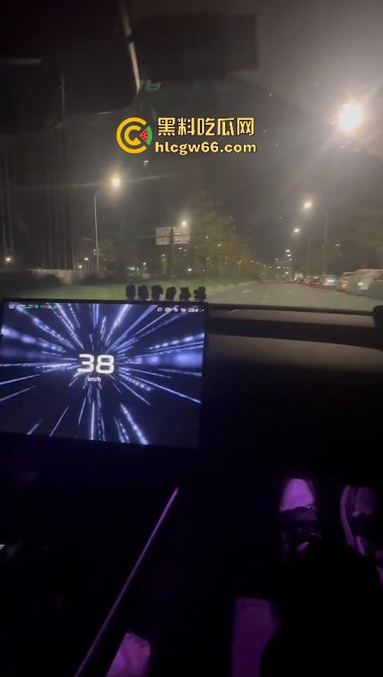 我只知道年少轻狂!小米Su7车主市区飙到180迈 躲闪不及将骑车的撞飞! 第6张 我只知道年少轻狂!小米Su7车主市区飙到180迈 躲闪不及将骑车的撞飞! 第6张