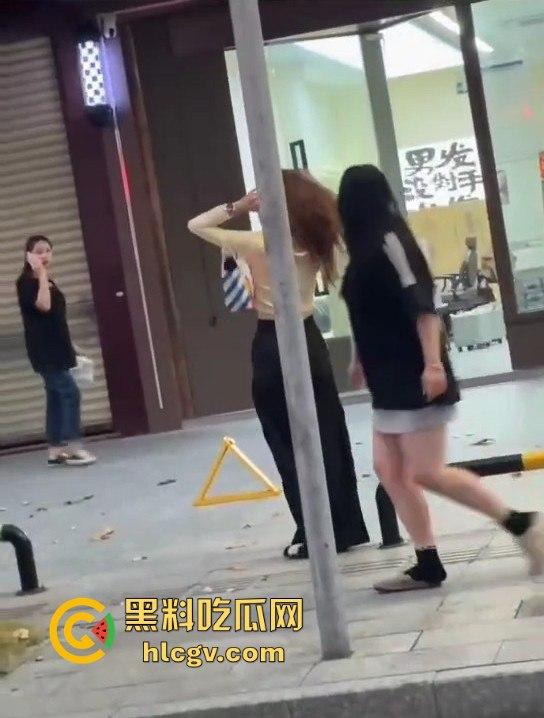 珠海男子带小三购物被原配抓包!小三有身材,原配有火气,抓头发骂得那叫一个狠! 第2张 珠海男子带小三购物被原配抓包!小三有身材,原配有火气,抓头发骂得那叫一个狠! 第2张