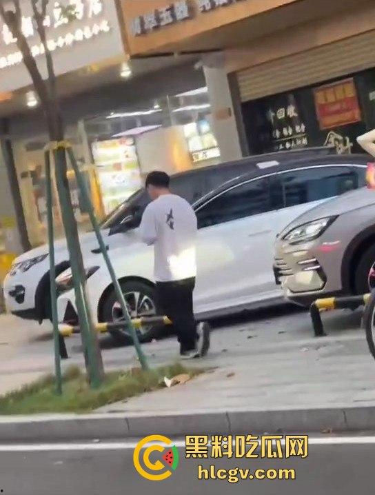 珠海男子带小三购物被原配抓包!小三有身材,原配有火气,抓头发骂得那叫一个狠! 第3张 珠海男子带小三购物被原配抓包!小三有身材,原配有火气,抓头发骂得那叫一个狠! 第3张