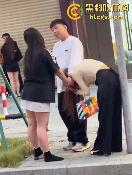 珠海男子带小三购物被原配抓包!小三有身材,原配有火气,抓头发骂得那叫一个狠! 第4张 珠海男子带小三购物被原配抓包!小三有身材,原配有火气,抓头发骂得那叫一个狠! 第4张