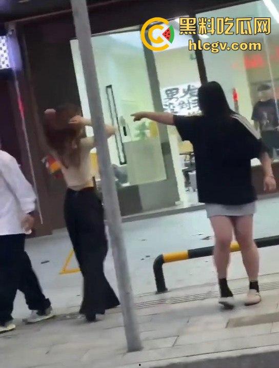 珠海男子带小三购物被原配抓包!小三有身材,原配有火气,抓头发骂得那叫一个狠! 第5张 珠海男子带小三购物被原配抓包!小三有身材,原配有火气,抓头发骂得那叫一个狠! 第5张