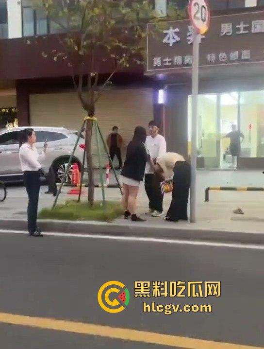 珠海男子带小三购物被原配抓包!小三有身材,原配有火气,抓头发骂得那叫一个狠! 第6张 珠海男子带小三购物被原配抓包!小三有身材,原配有火气,抓头发骂得那叫一个狠! 第6张