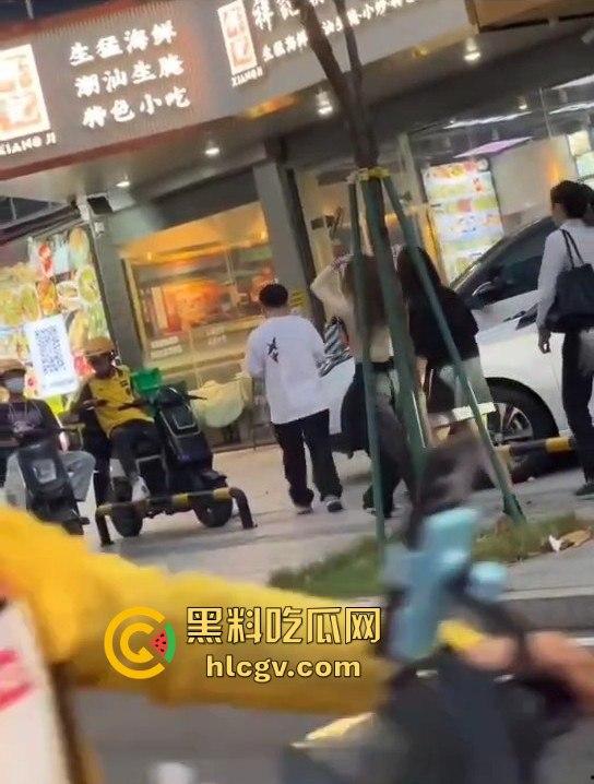 珠海男子带小三购物被原配抓包!小三有身材,原配有火气,抓头发骂得那叫一个狠! 第7张 珠海男子带小三购物被原配抓包!小三有身材,原配有火气,抓头发骂得那叫一个狠! 第7张