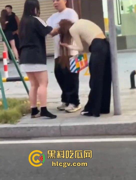 珠海男子带小三购物被原配抓包!小三有身材,原配有火气,抓头发骂得那叫一个狠! 第8张 珠海男子带小三购物被原配抓包!小三有身材,原配有火气,抓头发骂得那叫一个狠! 第8张