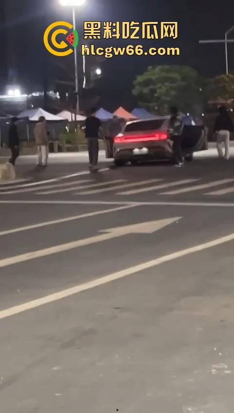 我只知道年少轻狂!小米Su7车主市区飙到180迈 躲闪不及将骑车的撞飞! 第12张 我只知道年少轻狂!小米Su7车主市区飙到180迈 躲闪不及将骑车的撞飞! 第12张