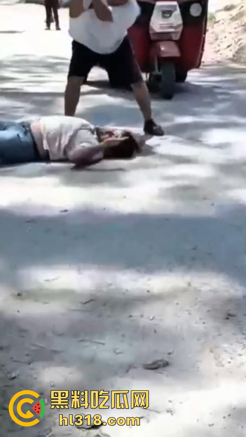 哥伦比亚绿帽男的愤怒，老婆被睡当街砍人，对着脑袋疯狂输出，操别人老婆的代价不小啊！  第2张