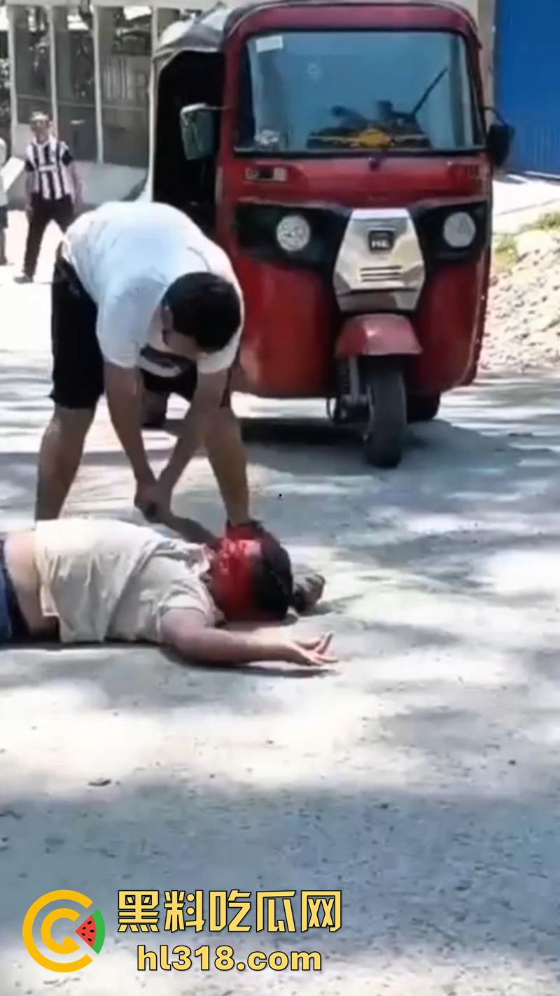 哥伦比亚绿帽男的愤怒，老婆被睡当街砍人，对着脑袋疯狂输出，操别人老婆的代价不小啊！  第3张