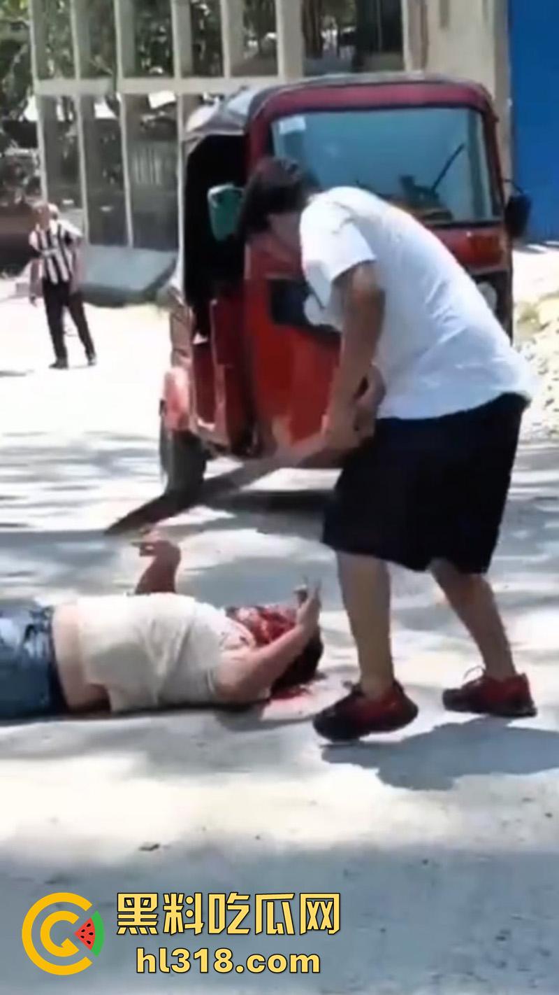 哥伦比亚绿帽男的愤怒，老婆被睡当街砍人，对着脑袋疯狂输出，操别人老婆的代价不小啊！  第4张