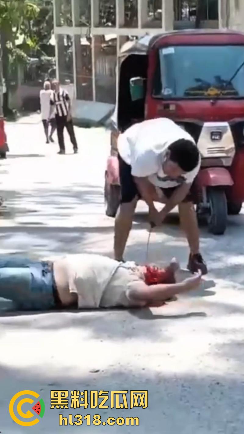 哥伦比亚绿帽男的愤怒，老婆被睡当街砍人，对着脑袋疯狂输出，操别人老婆的代价不小啊！  第5张