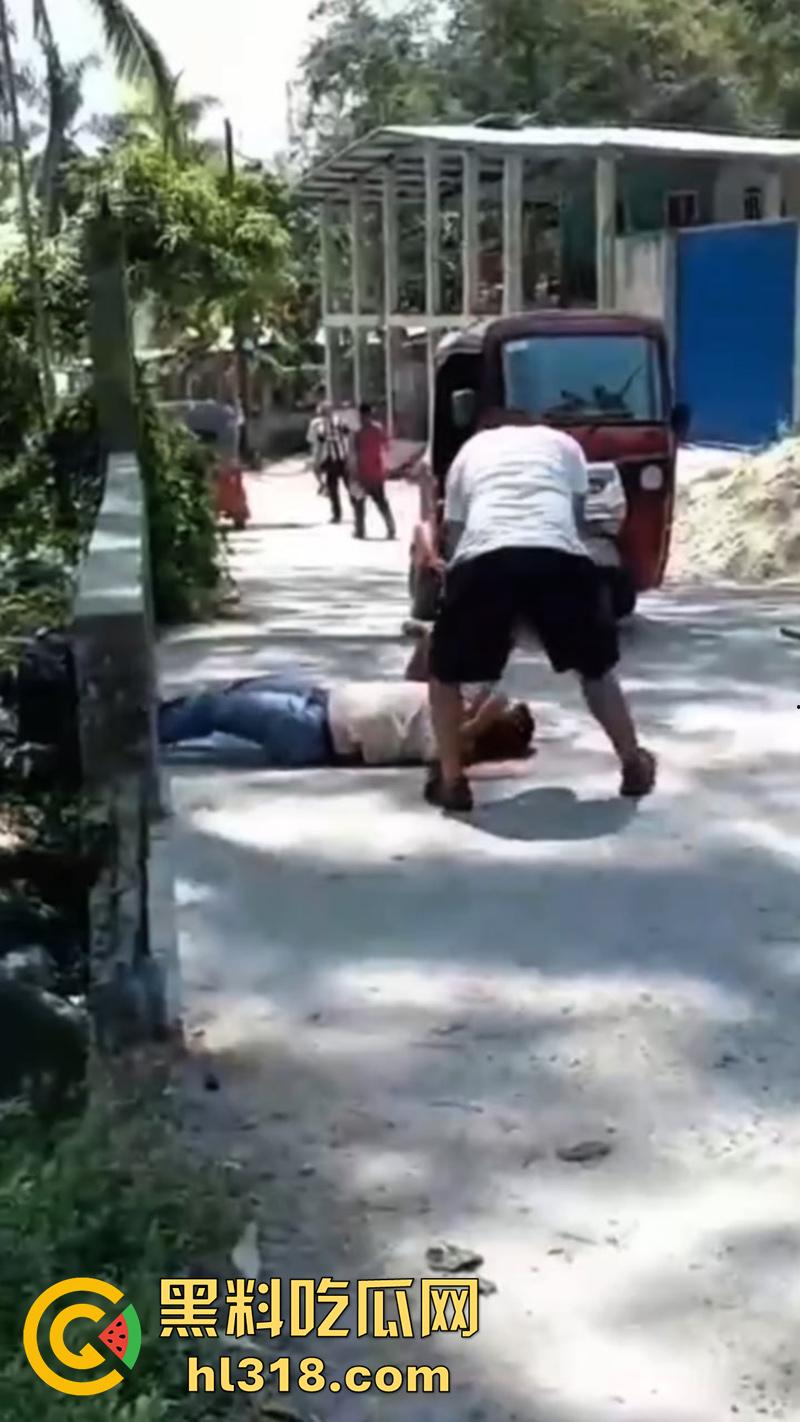 哥伦比亚绿帽男的愤怒，老婆被睡当街砍人，对着脑袋疯狂输出，操别人老婆的代价不小啊！  第6张