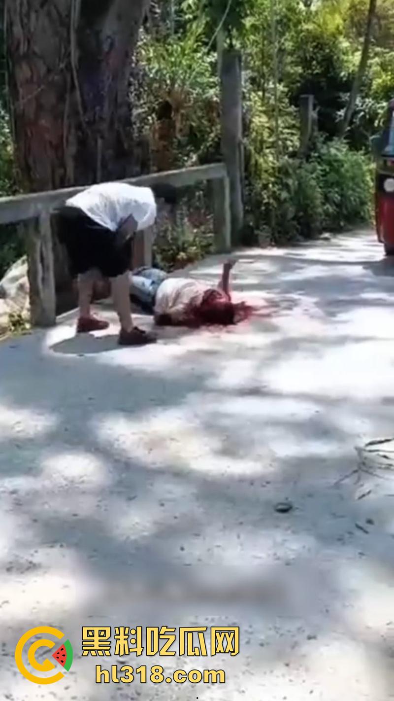 哥伦比亚绿帽男的愤怒，老婆被睡当街砍人，对着脑袋疯狂输出，操别人老婆的代价不小啊！  第7张