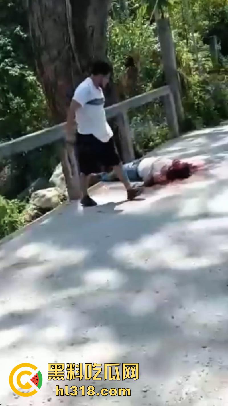 哥伦比亚绿帽男的愤怒，老婆被睡当街砍人，对着脑袋疯狂输出，操别人老婆的代价不小啊！  第8张