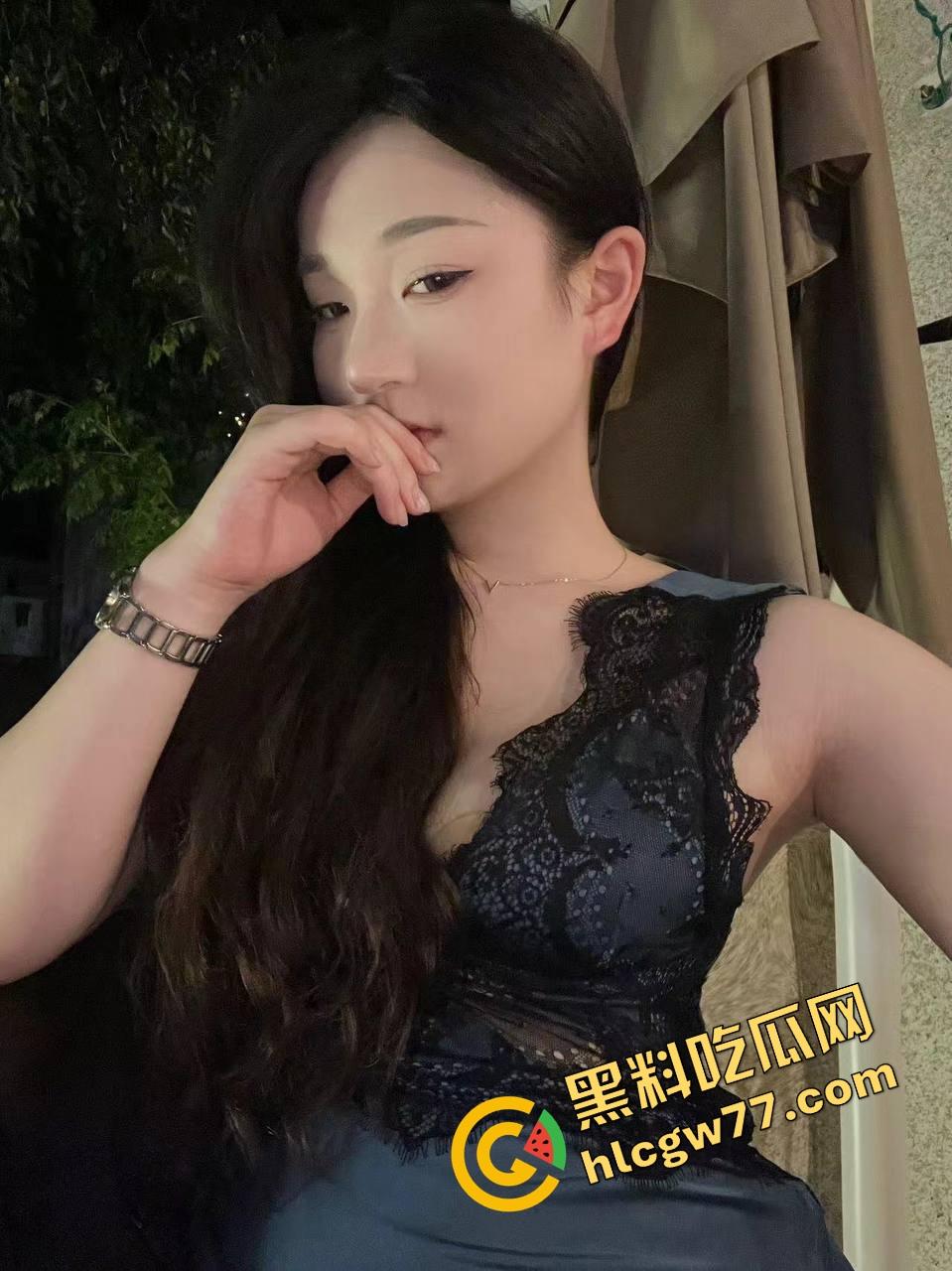 绿帽男自愿贡献淫妻,大屌单男从客厅干到走廊,人妻逼都被干红肿了,他却当精盆的守夜人! 第1张 绿帽男自愿贡献淫妻,大屌单男从客厅干到走廊,人妻逼都被干红肿了,他却当精盆的守夜人! 第1张