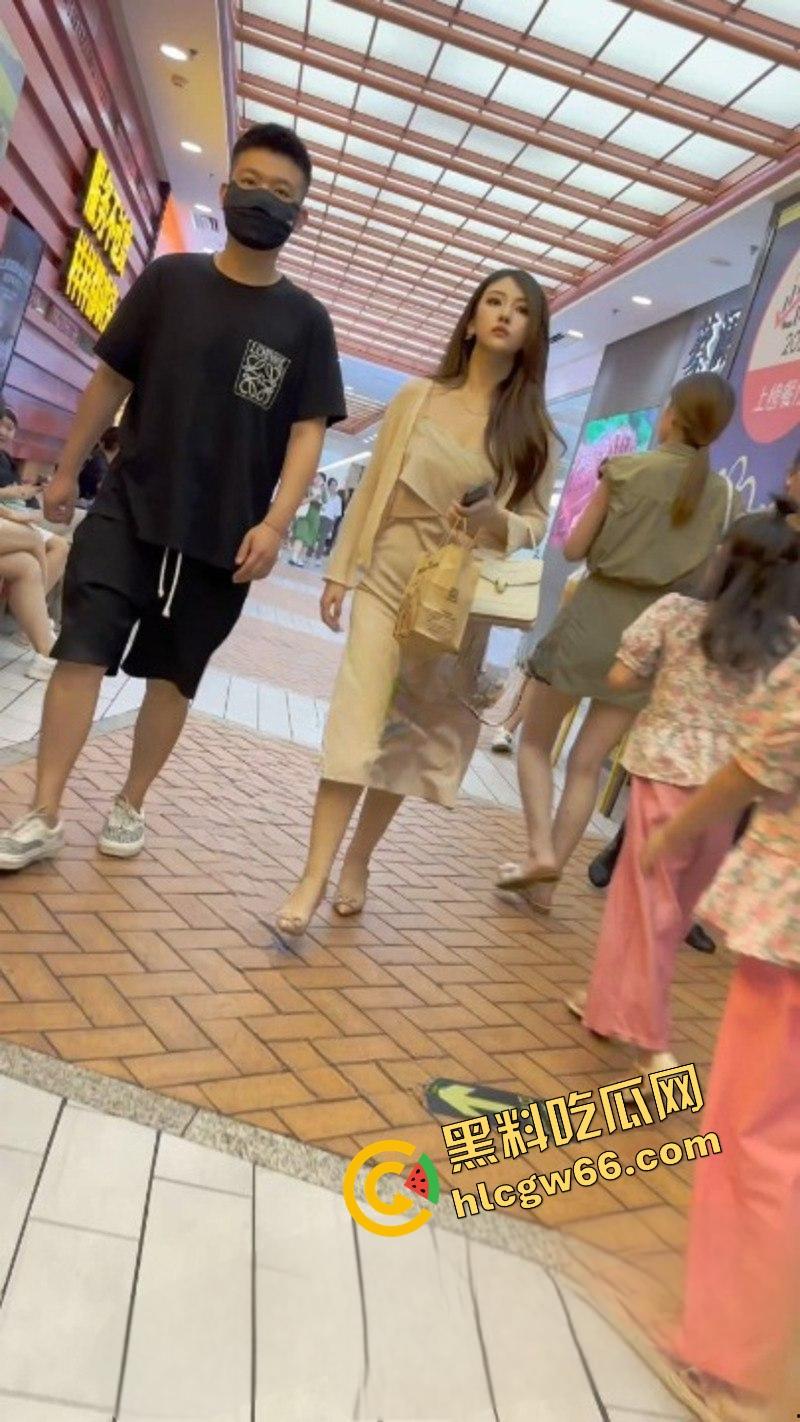 广州长裙富少女友真空出街，骚得一比，偷拍难度地狱级，裙下粉穴若隐若现，防得比处女还紧！  第2张