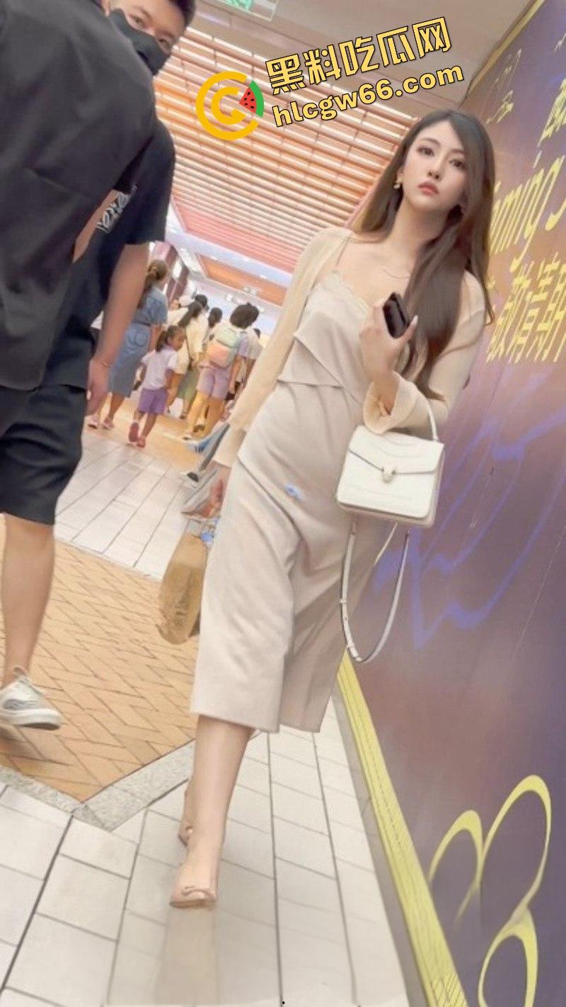 广州长裙富少女友真空出街，骚得一比，偷拍难度地狱级，裙下粉穴若隐若现，防得比处女还紧！  第3张