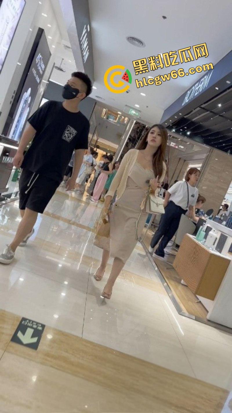 广州长裙富少女友真空出街，骚得一比，偷拍难度地狱级，裙下粉穴若隐若现，防得比处女还紧！  第4张