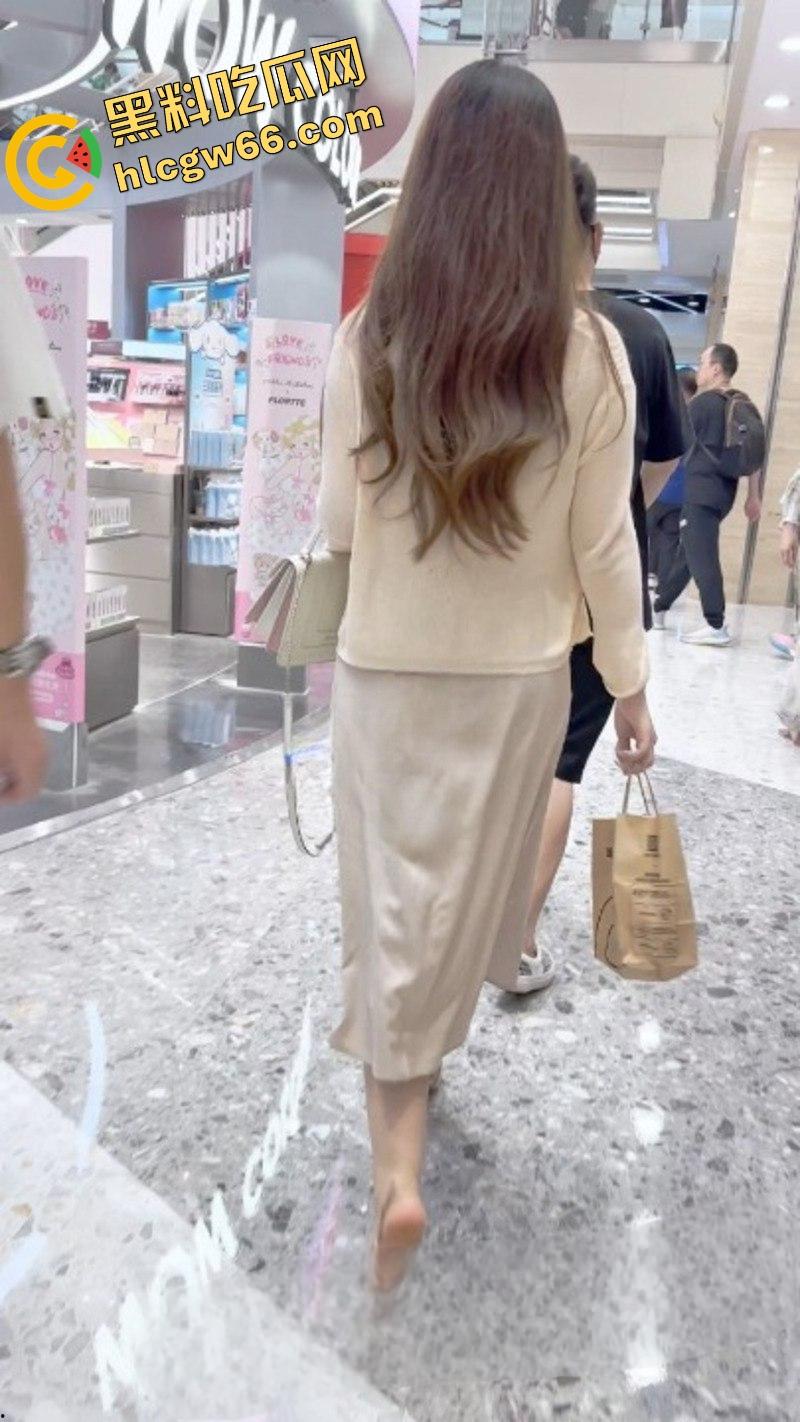 广州长裙富少女友真空出街，骚得一比，偷拍难度地狱级，裙下粉穴若隐若现，防得比处女还紧！  第5张