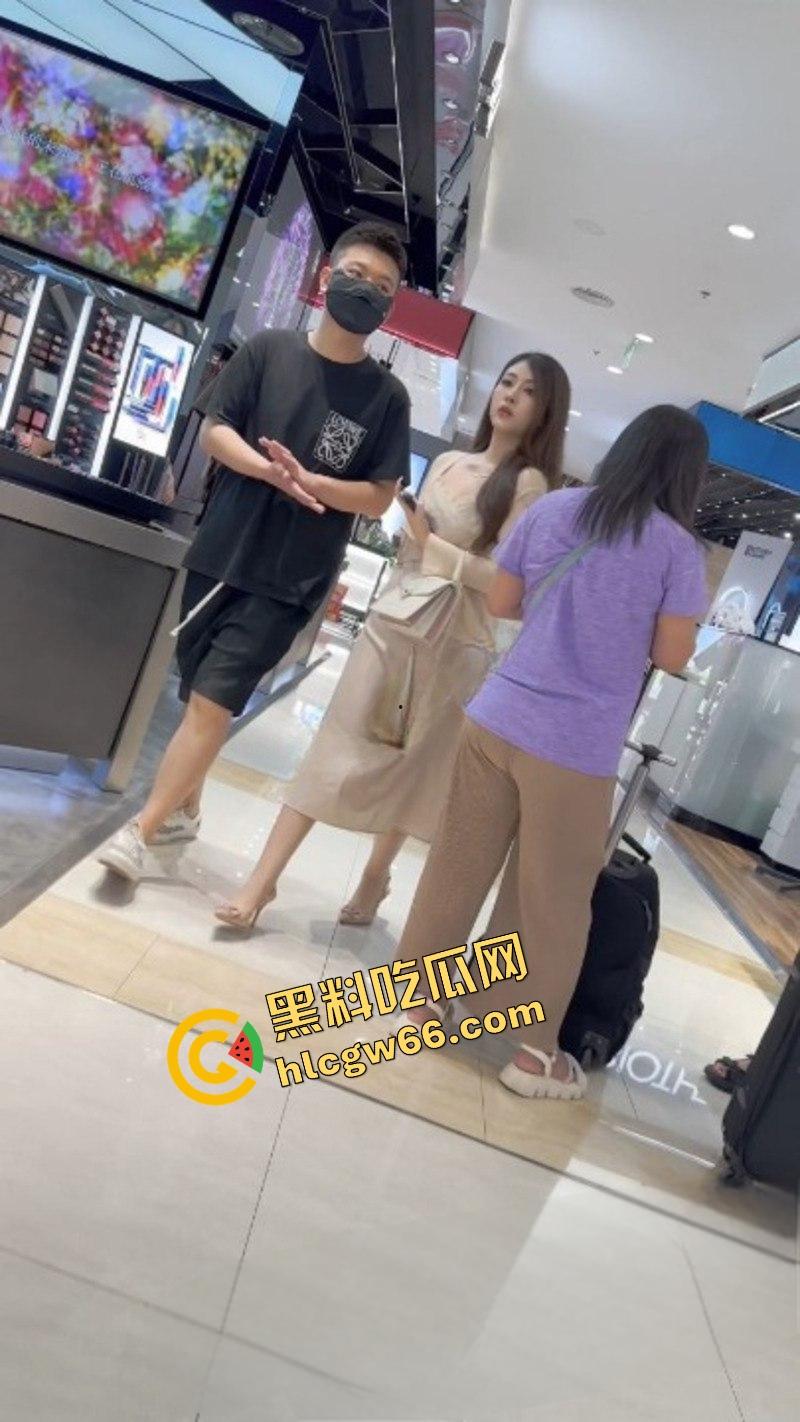 广州长裙富少女友真空出街，骚得一比，偷拍难度地狱级，裙下粉穴若隐若现，防得比处女还紧！  第6张