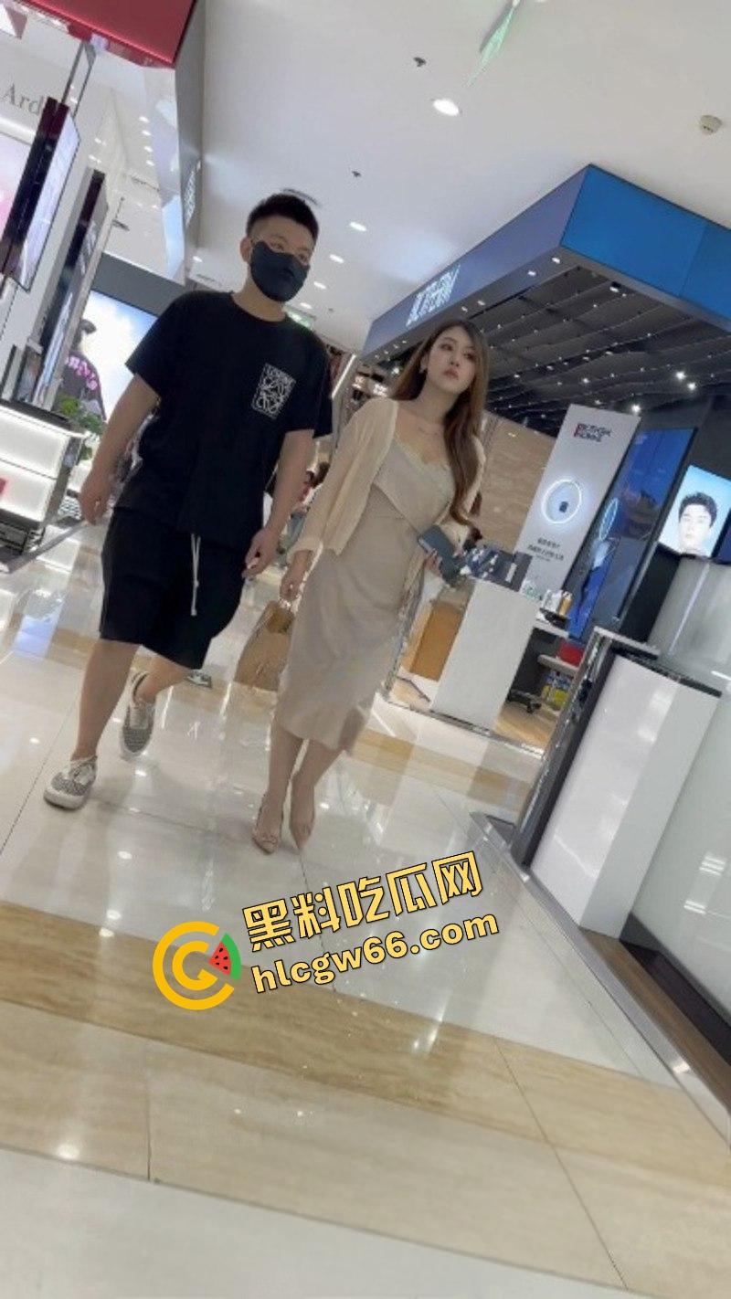 广州长裙富少女友真空出街，骚得一比，偷拍难度地狱级，裙下粉穴若隐若现，防得比处女还紧！  第7张