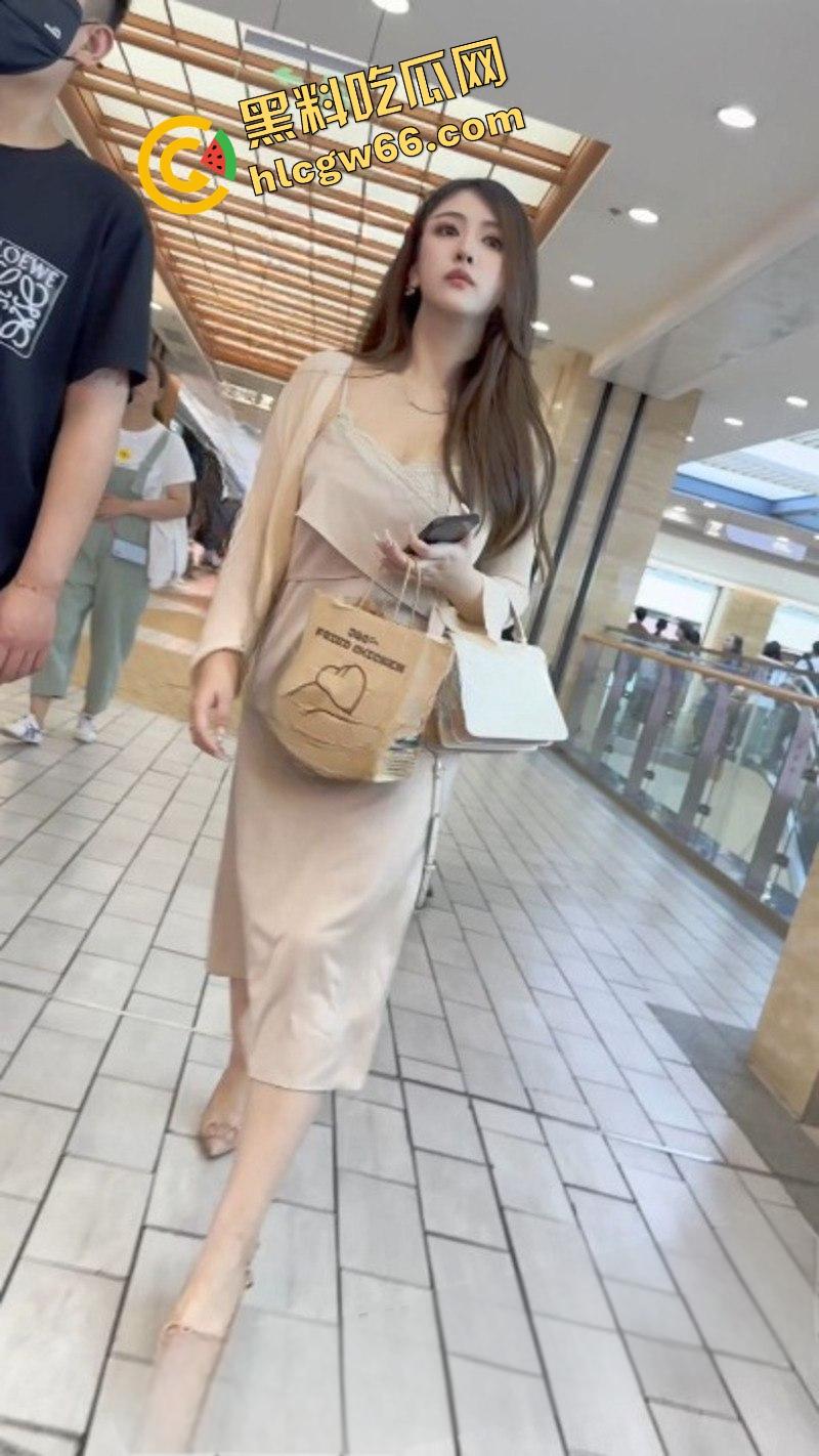 广州长裙富少女友真空出街，骚得一比，偷拍难度地狱级，裙下粉穴若隐若现，防得比处女还紧！  第8张