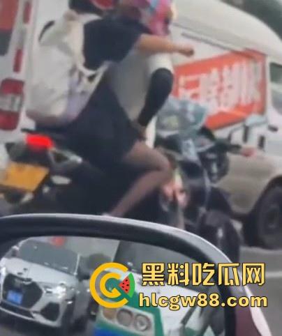 开车不扣逼 抠逼不开车 更何况还是摩托车！鲁BWG008车主你被偷拍了 黑丝骚逼扣起来带劲吗？  第3张