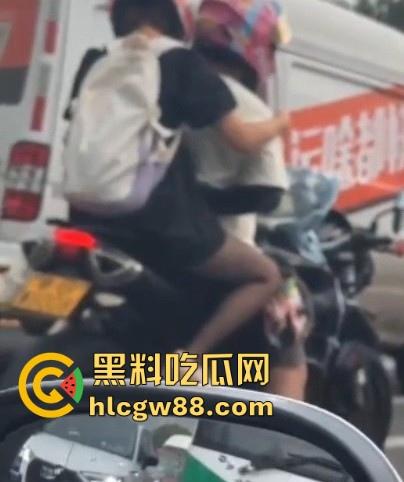 开车不扣逼 抠逼不开车 更何况还是摩托车！鲁BWG008车主你被偷拍了 黑丝骚逼扣起来带劲吗？  第4张