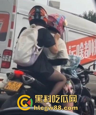 开车不扣逼 抠逼不开车 更何况还是摩托车！鲁BWG008车主你被偷拍了 黑丝骚逼扣起来带劲吗？  第5张