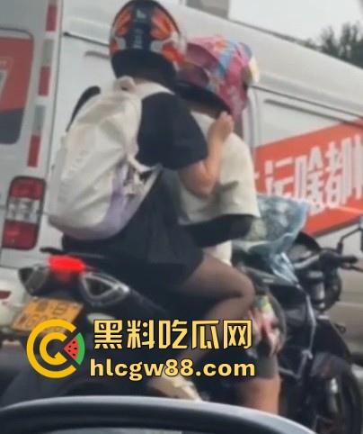 开车不扣逼 抠逼不开车 更何况还是摩托车！鲁BWG008车主你被偷拍了 黑丝骚逼扣起来带劲吗？  第6张